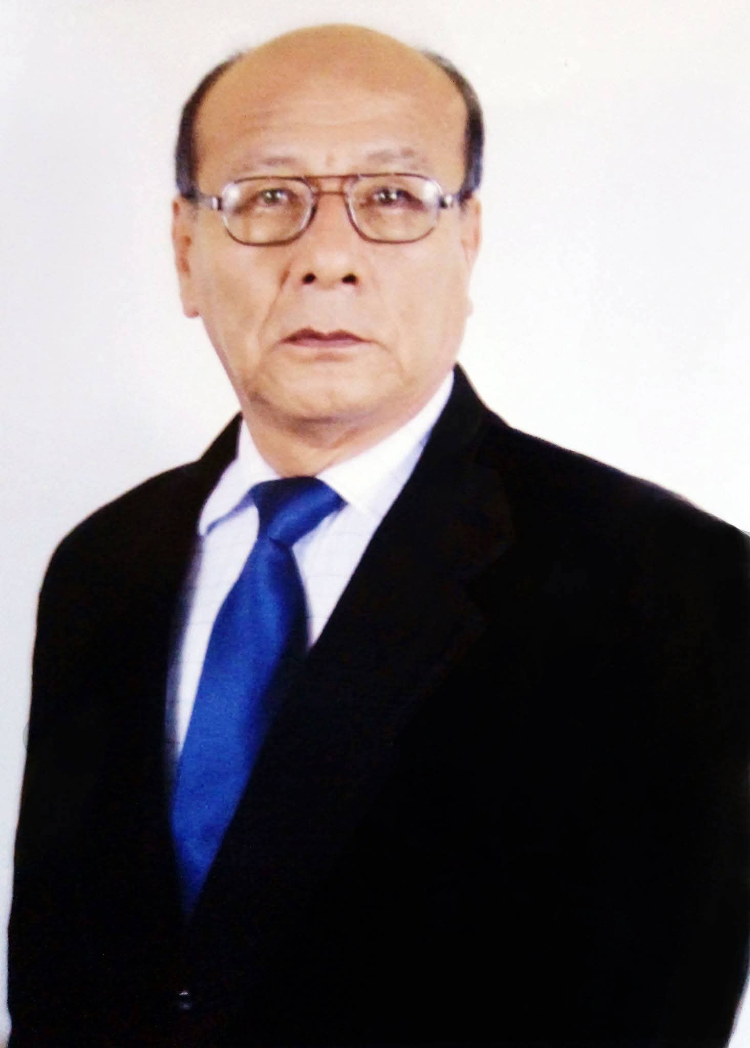 Retrato institucional de Mario Sabogal Aquino, terno y corbata