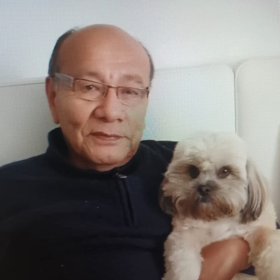 Mario Sabogal en casa junto a un perro de pelo claro