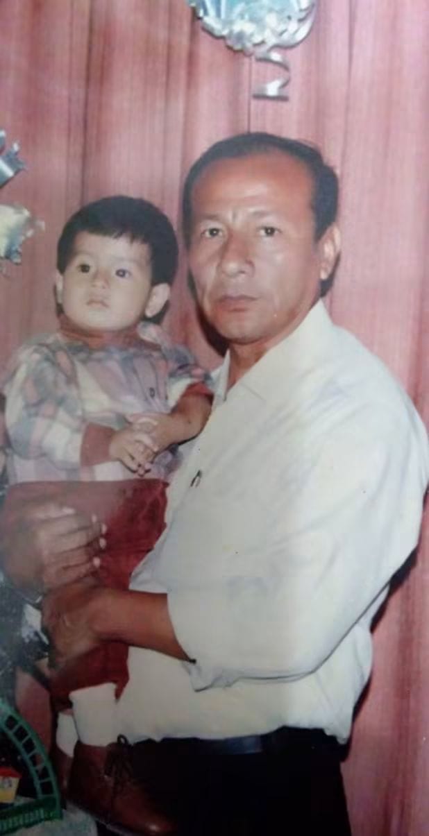 Fotografía antigua de Mario Sabogal cargando a un niño