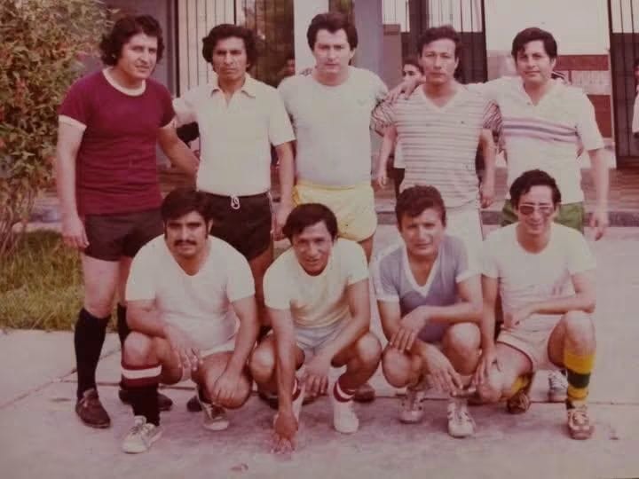 Fotografía antigua de un equipo de fútbol amateur, Mario Sabogal entre ellos