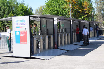 Torniquetes de control de acceso a la entrada de un estadio